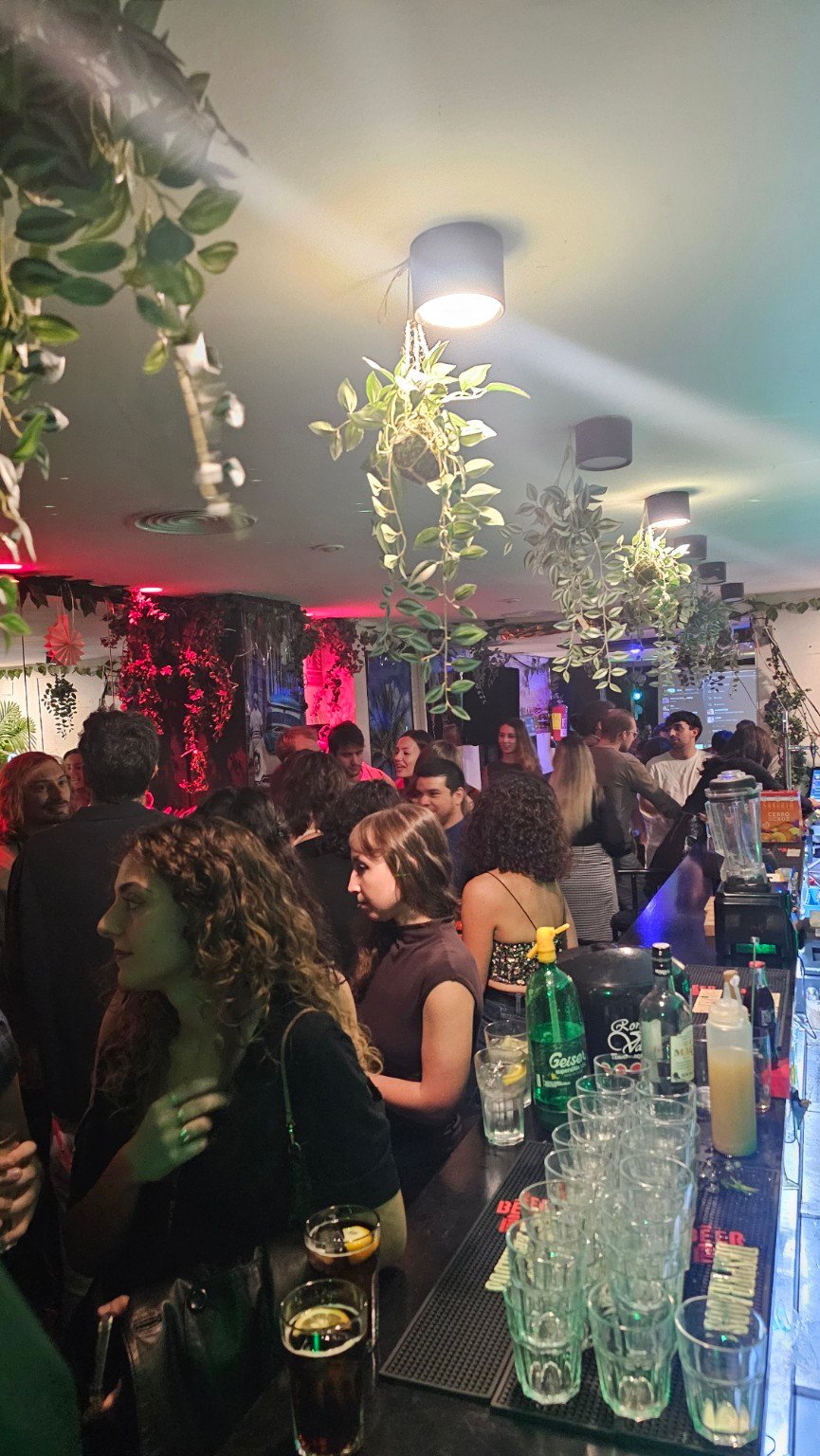 Invitados junto a la barra durante una fiesta privada en Marià Cubí 4